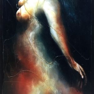 Silhouette féminine lumineuse sur fond sombre, traversée de reflets bleus, blancs et rouges, comme une rencontre entre l’eau et le feu.