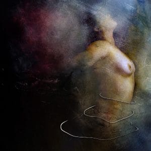 Figure féminine en art numérique hybride, lumière douce sur la peau, fond sombre texturé bleu et brun, imprimée sur aluminium.