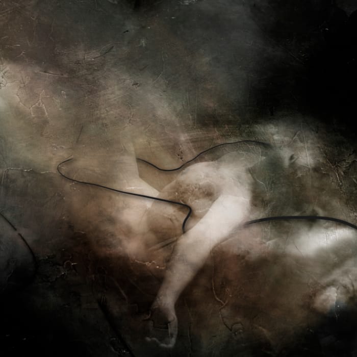 Figure humaine floue dans une brume aux tons noir, beige et brun, traversée par une ligne sombre; art numérique hybride imprimé sur aluminium.