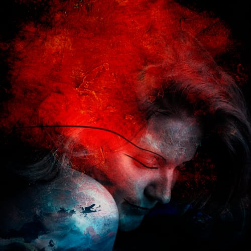 Portrait féminin en art numérique hybride, tons rouges profonds et bleus sombres, imprimé sur aluminium, œuvre contemporaine de Korno.